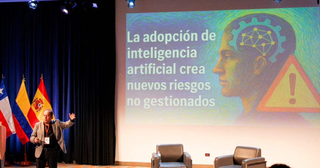 Luis Cuenca, Director de Ciberseguridad e Inteligencia Artificial de Japan Technology Solutions, exponiendo sobre los nuevos riesgos no gestionados que surgen con la adopción de la inteligencia artificial en el Congreso Internacional de Ingeniería de Sistemas de la Universidad de Lima.